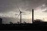 De dag begon met regen en donkere wolken boven de  haven van Rotterdam. Kranen en windmolens tekenden      zich dreigend af tegen de wolkenluchten boven de Maasvlakte.
