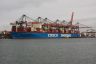 Voor de wal:  COSCO Shipping Galaxy. 399,9 meter lang,  58,6 meter breed, 197,902 ton.   21.237 containers       van 20 feet.   Varen onder de vlag van Hong Kong. Diepgang ± 15,5 meter
