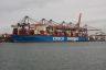 Voor de wal:  COSCO Shipping Galaxy. 399,9 meter lang,  58,6 meter breed, 197,902 ton.   21.237 containers       van 20 feet.   Varen onder de vlag van Hong Kong. Diepgang ± 15,5 meter
