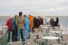 Kleumende Goëngaster’s op het dek van de rondvaartboot over de havens van de Maasvlakte.
