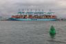 De MOGENS MAERSK bouwjaar 2014 voor de wal. Het  schip is 399.00 meter lang en 59 meter breed. Het kan  18340 containers van 20 feet vervoeren en vaart onder Deense vlag.
