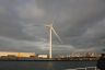 Rotterdammers zijn een trots volkje. Nu ze niet meer de grootste overslaghaven ter wereld zijn, hebben ze de grootste windmolen ter wereld in de Maashaven staan. Hij is 120 m hoog.
