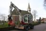 Een mobiele kraan van loonbedrijf Wierda verleend assistentie bij het omlaag halen van alle verwijderde hout. Ook voerden zij met een container alle resterende takken af.