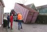 Het moment dat de container wordt geplaatst door Wierda.