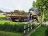 De prefab brug is gearriveerd in het dorp en zal worden geplaatst.