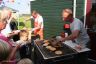 Vrijwilligers verzorgden de druk bezochte barbeque, waar de hamburgers e.d. als de spreekwoordelijke zoete broodjes over de 'toonbank' gingen.