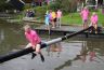 Grote halen, gauw thuis. Met grote halen haalde hij de overkant van het water.