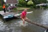 Deze 'zee' Rob was hekkensluiter bij dit waterspel, waarbij het niet kon laten om een onvrijwillige duik in de Opvaart te nemen. Daarna was deze man zo slim om de balk maar 'schuifelend' te nemen.