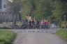 Schoolgaande kinderen die zich verzamelen om samen naar school te fietsen.