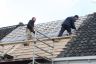 30 november 2018. Mark Mutsaerts en Meinze Bokma aan het werk met dak-renovatie op het dak van de woning Hege Wier no.14.