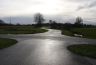 Nat geregende weg op de kruising Hege Wier en Speersterdyk. Herfst in Friesland.