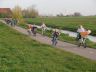 Kinderen van Goënga die langs de Alfeartsdyk samen naar school in Gauw fietsen.