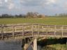 De fietsbrug over de Oudvaart met op de achtergrond het 'nu niet meer bestaande 'Molhuis'.
Links is in de verte een deel van het dorp Gauw nog net zichtbaar.