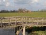 De fietsbrug over de Oudvaart met op de achtergrond het 'nu niet meer bestaande 'Molhuis'.
Links is in de verte een deel van het dorp Gauw nog net zichtbaar.