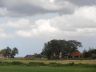 Herfst, donkere wolken pakken zich samen boven het dorp, nog even en de regen valt in grote hoeveelheden neer. Op de foto het inmiddels verdwenen 'Molhuis'