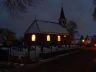 wat met de brandende lampen in de kerk een stuk vriendelijker lijkt.