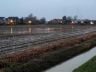  Akkers weerspiegelen het licht van het dorp in de ontstane waterplassen. De maisoogst is binnen, de boer hoeft zich niet meer druk te maken. 