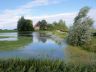 Het onder water staande land van de maatschap Lootsma met op de achtergrond de boerderij.