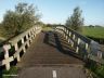 Deze brug in het fietspad over de Oudvaart staat weer klaar om de natuurgenieters van A naar B te brengen. Veel plezier op uw tocht door de Lege Geaen.