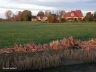 Sombere wolken maken weer plaats voor zonlicht. Het dorp , de mensen- en de natuur leven weer op.