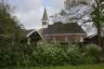 De kerk gezien vanaf het kaatsveld ( Finne ) met uiterst rechts het oude baar huisje.