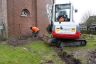 Voor de afvoeren van een W.C. en een keukentje in de hal, stelde loonbedrijf Wierda een kraantje beschikbaar voor het graven van de sleuf van de kerk naar de openbare weg voor de aansluiting op het hoofdriool.