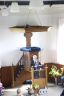 De preekstoel na de opknapbeurt en voorzien van blauwe franjes, passend bij het plafond.
Achter het katheter voorzitter Age Bootsma tijdens de heropening van de kerk op 19 september 2015.