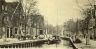 Nog een foto van de Singel / Poortezijlen. De brug bij het Kleinzand was nog aanwezig, dus de foto dateert van voor 1938. Links op de foto de loodsen van Erven Feenstra, met voor de deur een geladen skûtsje en handkarren op de wal.