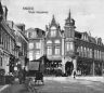 Vanuit de Wijde Burgstraat, genoemd naar de vroegere burcht van Rienck Bockema die ooit links op de hoek stond,( later Witteveen mode) zien we het fraaie pand van Bervoets. Het was een luxe om er binnen te gaan en via een brede trap naar boven te lopen. De verkoper stond met een centimeter om de hals op je te wachten. Waar is de mooie toren gebleven??
Looper had er later zijn fietsen en geluidsapparatuur in. Nu is er een winkel van Kruidvat. 