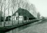 Een helaas niet al te scherpe foto van boerderij 'De Domp' aan de Groene Dijk. De boerderij is gebouwd door aannemer Boomstra uit Goënga in het jaar 1885. Het was de laatste boerderij die hij bouwde, kort daarna is hij overleden. Zelf wonen wij nu in het pand waar deze bekende aannemer zetelde. Een Domp is een afsluitbare en regelbare waterweg onder een dijk.