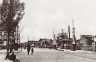 Nogmaals bijna de zelfde omgeving, maar nu omstreeks 1950. Midden op de foto nog de urinoir, waar je als man / jongen terecht kon bij hoge nood. Deze urinoirs stonden heel vaak dicht bij cafés. Sneekers noemden deze urinoirs gewoon 'pisbakken'. De lucht was er vaak ondragelijk.