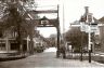 Een van de bekendste foto's van Sneek. De in 1896 gebouwde brug naar de Oude Koemarkt.
De weg Sneek- Joure bestond nog niet. Op het A.N.W.B. bord staat nog aangegeven dat je over Spannenburg en St. Nic. naar Joure kon komen. Afstand: ruim 24 km. Het prachtige gietijzeren wapen van Sneek, dat op de brug zit, ligt in een loods van S.W.F. ( zonde )