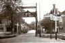 Een van de bekendste foto's van Sneek. De in 1896 gebouwde brug naar de Oude Koemarkt.
De weg Sneek- Joure bestond nog niet. Op het A.N.W.B. bord staat nog aangegeven dat je over Spannenburg en St. Nic. naar Joure kon komen. Afstand: ruim 24 km. Het prachtige gietijzeren wapen van Sneek, dat op de brug zit, ligt in een loods van S.W.F. ( zonde )