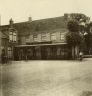 Foto omstreeks 1934. 
De Leeuwarderweg met een van de oudste en mooiste cafés van Sneek, gebouwd nabij de vroegere Oosterpoort. Gelukkig is dit mooie en oude café tot op de dag van vandaag als café bewaard gebleven.