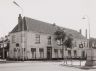 1e Oosterkade. Dit oude en nog steeds fraaie vroegere Hotel dateert van ongeveer 1892.
in een oude gevelsteen aan de Leeuwarderweg staat: eerste steen gelegd door Tietje Hogerhuis
11 April 1892. Al veel eerder stond op deze plaats een logement.