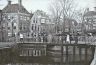 Omstreeks 1900 gemaakte foto van de Eierbrug met daarachter het Schapenplein. Rechts op de voorgrond is de watergang naar het Kleinzand te zien. Links het oude café-biljart, waar nadat er enige tijd een bank heeft gezeten er nu tot op de dag van vandaag een horecaonderneming is gevestigd. 