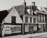 De Gedempte Pol in het eind van de jaren '80 van de vorige eeuw. Links de kapperszaak van Van Foeken, daarnaast de vroegere souvenirwinkel en rechts was een meubelzaak, later schoenmaker Adema. Tegenwoordig is het de achtergevel van C en A.
