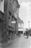 Een hoekje oud Sneek, foto van omstreeks 1935. Het is de kruising Gedempte Poortezijlen / Kleinzand. het pand links op de voorgrond was jarenlang van Spijkerman met verlichting etc.
Op de achtergrond het pand van Groenhout met ( alcoholische ) dranken.