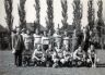 Deze voetballende sportievelingen waren in dienst van de Gemeente Sneek. Ouderen onder u zullen nog zeker een aantal herkennen. Links staat Pliesie Liemburg. Kijk maar eens goed, er staan veel bekende Sneekers op de foto. De foto is genomen op het Gemeentelijk Sportpark aan de Leeuwarderweg.