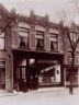 Op de Gedempte Pol zat vroeger de groentewinkel van Johannes Bast met de naam: 'De Groentetuin'. Later zat de familie Bakker er met een groentezaak. Rechts naast de winkel het pand waar later de slagerij van Hamersma was gevestigd.