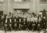 Foto genomen voor het gebouw voor Christelijke Belangen aan de Westersingel.
De foto is van voor 1938. Op de foto vooraan 3e van links: Pieter Sjoerds Gerbrandy, daarnaast burgemeester De Hoop van Sneek.