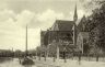 De in 1872 gebouwde Rooms Katholieke Kerk, aan de in 1878 aangelegde Harinxmakade.
de foto zelf dateert van ± 1929. Het skûtsje met zijn lange mast en opgedoekte zeilen laat zien dat de zeilvaart nog een rol speelde.