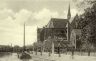 De in 1872 gebouwde Rooms Katholieke Kerk, aan de in 1878 aangelegde Harinxmakade.
de foto zelf dateert van ± 1929. Het skûtsje met zijn lange mast en opgedoekte zeilen laat zien dat de zeilvaart nog een rol speelde.