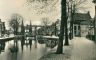 Foto genomen vanaf het vroegere Twentsch Bierhuis op de hoek van Singel naar Hoogend.
Beide prachtige ijzeren ophaalbruggen naar Oude Koemarkt en het water Grootzand zijn nog aanwezig. Rond 1950 zijn helaas veel van deze bruggen in Sneek gesloopt.