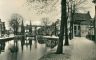 Foto genomen vanaf het vroegere Twentsch Bierhuis op de hoek van Singel naar Hoogend.
Beide prachtige ijzeren ophaalbruggen naar Oude Koemarkt en het water Grootzand zijn nog aanwezig. Rond 1950 zijn helaas veel van deze bruggen in Sneek gesloopt.