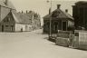 Foto rond 1950 genomen, een deel van de Singel liep nog tot aan de Doopsgezinde kerk. Op het eind daarvan was een plantsoen met een fraaie stenen bank. De Hooiblokstraat, eerder hooibloksteeg is in de jaren rond 1900 toegankelijk gemaakt voor het verkeer door het wegbreken van een woning met een mooie trapgevel die aan de Singel stond.