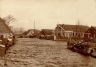 Een kijkje op de Franekervaart, met een schip dat net door de spoorbrug is gevaren. Op de achtergrond is een scheepswerf met hijsbok zichtbaar, daarvoor de fabriek van Hubert. geheel rechts is nog net een stukje van het Tranendal zichtbaar, met links de oude stadsboerderij. Rond 1960 zaten daar de bouwer van kleine kruisers, Papjes en Smit. 