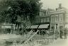 Het Schapenplein ( nu Schaapmarktplein ) op een dinsdag rond 1930. Het was de plek waar de boerengereedschappen werden verkocht. Getuige de polsstokken op de wal is de foto in het voorjaar genomen.