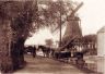 Foto omstreeks 1900, met oliemolen 'De Monnik' aan de Franekervaart. In de rietbedekking van de molen is een afbeelding van een monnik aangebracht. Op de voorgrond- aan de Oude Dijk- ligt het met turf volgeladen  skûtsje  'De Hoop op Zegen' van Atsma uit Wolsum. Op de achtergrond is nog net het kerktorentje van IJsbrechtum zichtbaar.