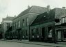 Oude Koemarkt rond 1930 met het vroegere armhuis. Later waren hier de U.L.O.school, links op de foto en het B.L.O. onderwijs ondergebracht, het pand midden op de foto.